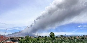Foto Gunung Sinabung Erupsi Naik Status Siaga