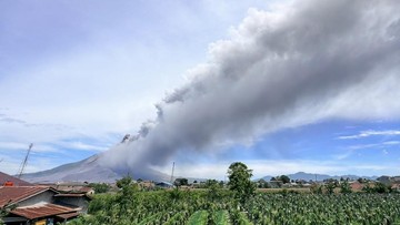 Foto Gunung Sinabung Erupsi Naik Status Siaga