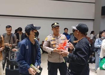 Polri Sambangi Penumpang dan Berikan Snack di Bandara Soekarno-Hatta