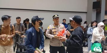 Polri Sambangi Penumpang dan Berikan Snack di Bandara Soekarno-Hatta