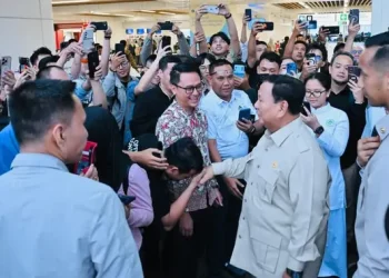 Naik Whoosh dari Cimahi Prabowo Sapa Warga di Stasiun Halim