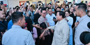 Naik Whoosh dari Cimahi Prabowo Sapa Warga di Stasiun Halim