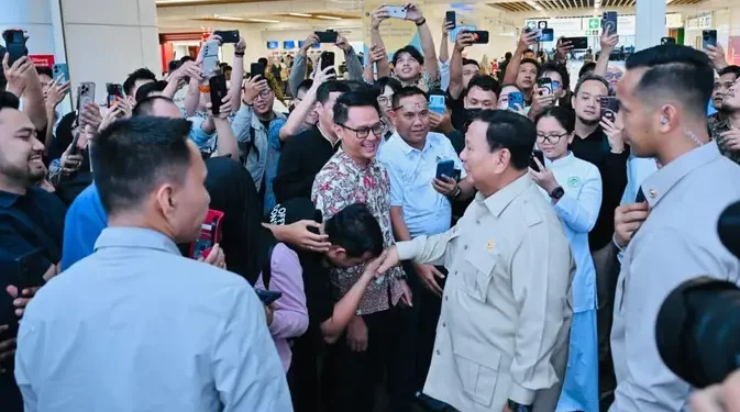 Naik Whoosh dari Cimahi Prabowo Sapa Warga di Stasiun Halim