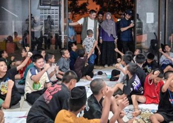Seskab Teddy Terenyuh Mendengar Kisah Al Tariq di Sekolah Rakyat