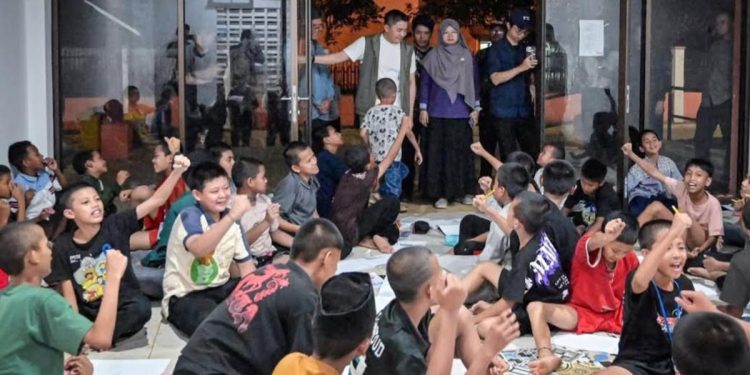 Seskab Teddy Terenyuh Mendengar Kisah Al Tariq di Sekolah Rakyat