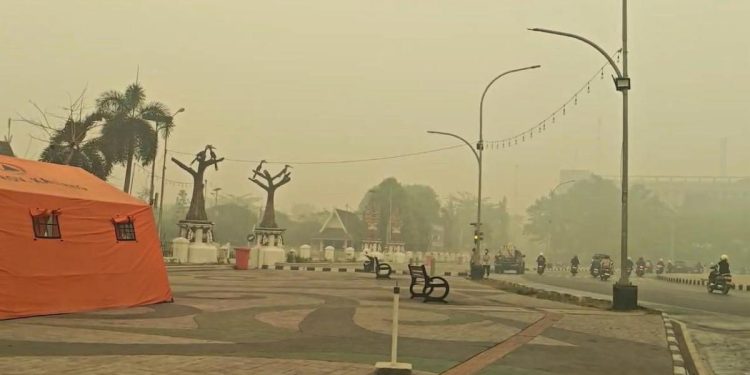 Rumah Gubernur dan Jalanan Palangka Raya Tertutup Kabut Asap