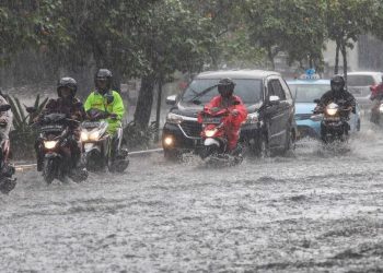 Jalan Mayor Oking Cibinong Terendam Banjir Banyak Motor Terjebak