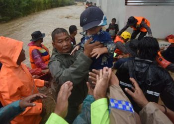 Warga Terjebak Banjir Bandang di Padang, Tim Evakuasi BPBD Diterjunkan