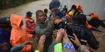 Warga Terjebak Banjir Bandang di Padang, Tim Evakuasi BPBD Diterjunkan