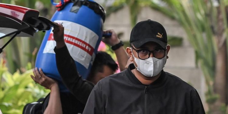 Bupati Klaten Simpan 934 Juta Rupiah Hasil Korupsi di Dalam Tong
