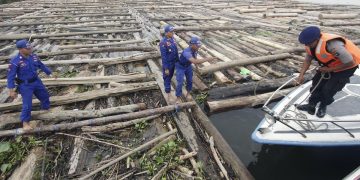 TNI AL Amankan 2 Kapal yang Selundupkan 8 Ribu Kayu Ilegal di Pulau Buru