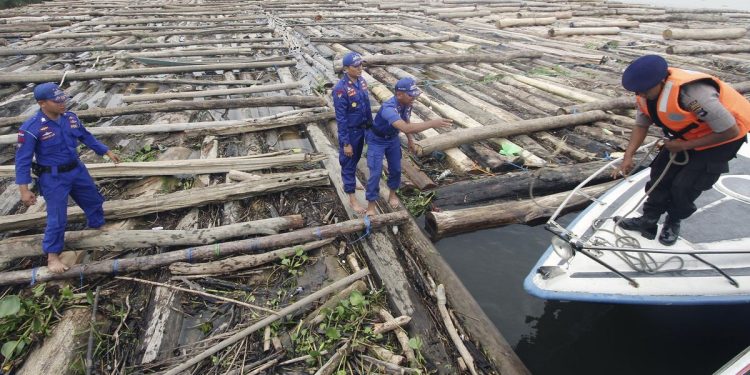 TNI AL Amankan 2 Kapal yang Selundupkan 8 Ribu Kayu Ilegal di Pulau Buru
