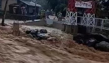 Banjir Bandang di Padang Menggenangi Rumah Warga dengan Cepat