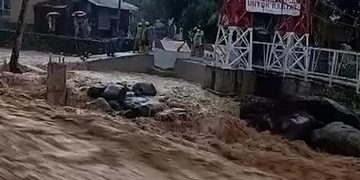 Banjir Bandang di Padang Menggenangi Rumah Warga dengan Cepat